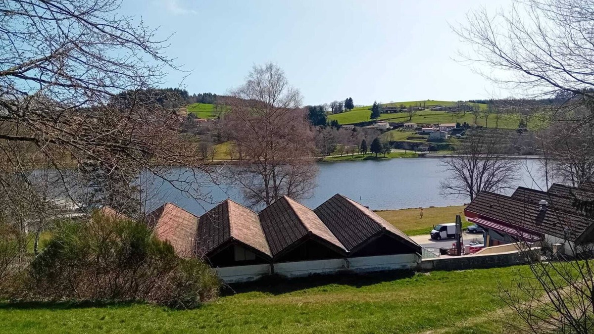 Saint-Remy-Sur-Durolle House | Holiday Home 'Joli Gîte Rouge Au Bord Du Lac' with Shared Terrace, Shared Garden and Wi-Fi