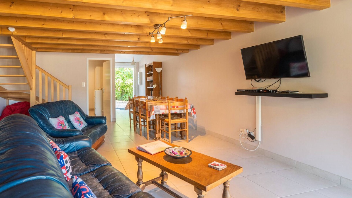 Montils House | Holiday Home 'Chèvrefeuille' with Shared Pool, Private Terrace and Wi-Fi