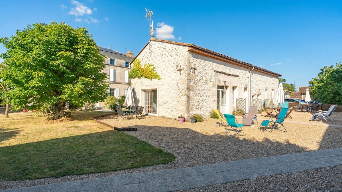Saint-Seurin-de-Palenne House | Holiday Home 'Pervenche' with Shared Pool, Private Terrace and Wi-Fi