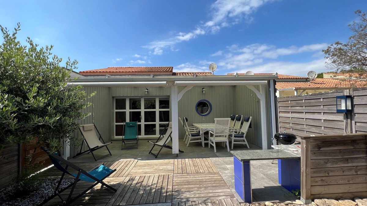 Saint-Trojan-les-Bains House | Holiday Home 'Location Chemin De Lannelongue' with Private Terrace and Private Garden