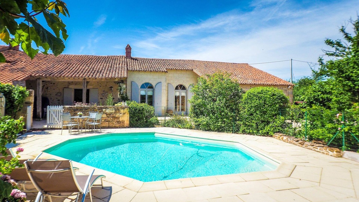 Saint-Laurent-de-la-Salle House | Holiday Home Saint-Laurent Pool & Garden