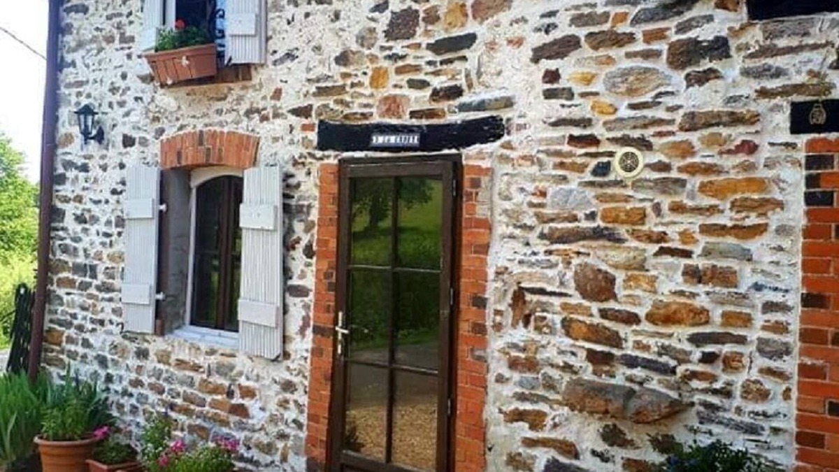 Bussiere-Poitevine Cottage | Holiday Cottage with Scandinavian Hot Tub located in Bussiere Poitevine