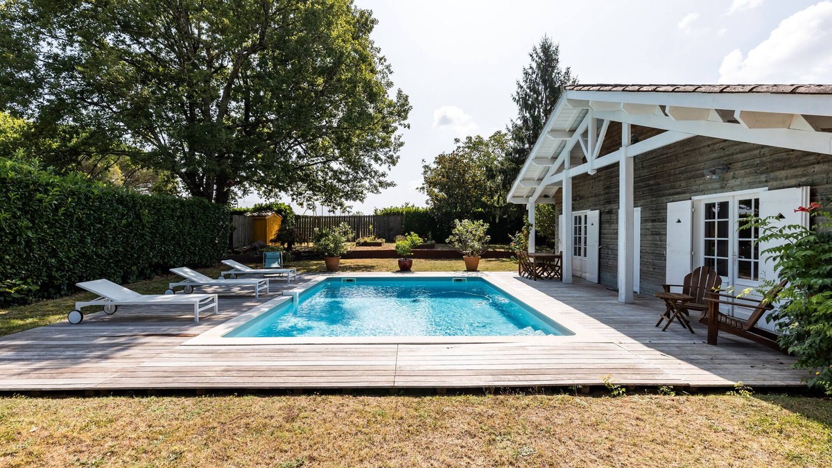 Saint-Aubin-de-Branne Apartment | Holiday Home 'La Maison Des Voyages' with Private Pool, Private Terrace and Wi-Fi