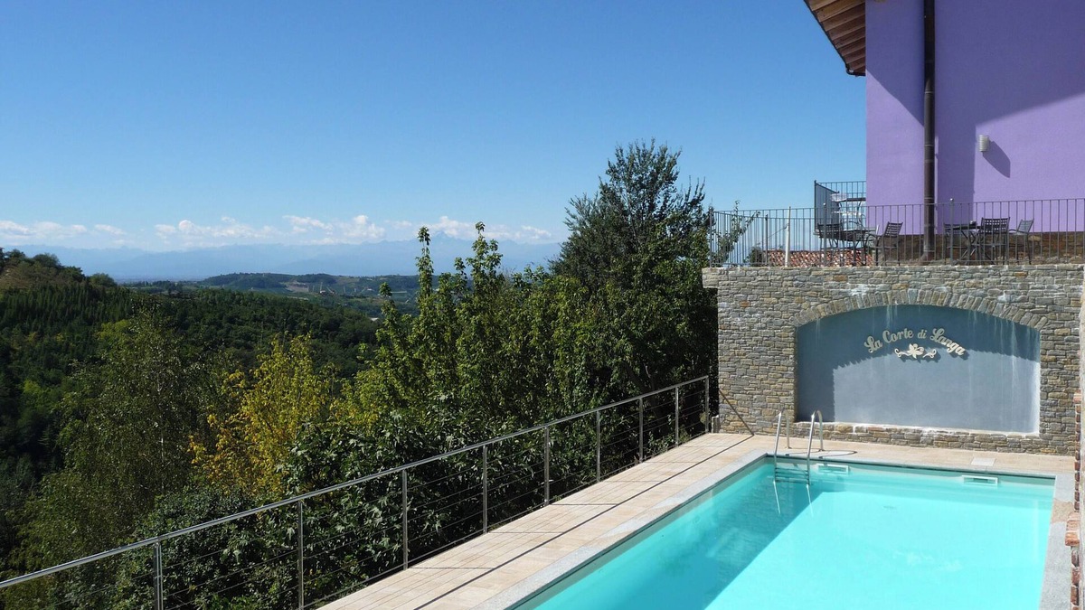 Cerretto Langhe Apartment | Holiday Home 'La Corte di Langa Alloggio Giada' with Shared Pool & Wi-Fi