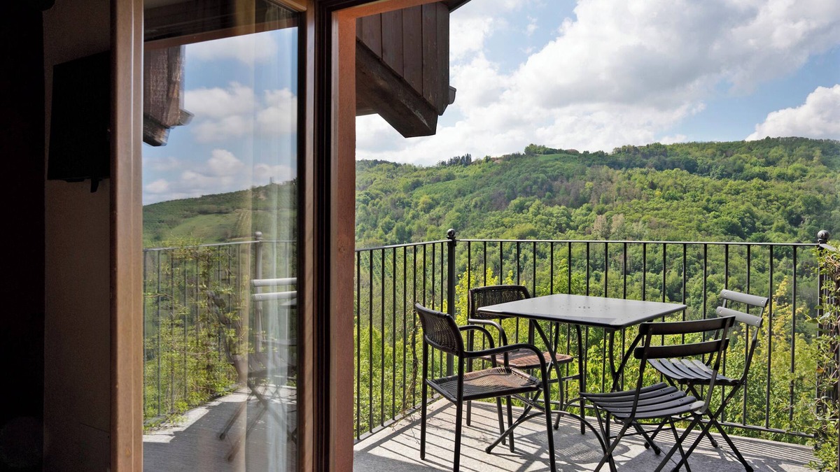 Cerretto Langhe Apartment | Holiday Home 'La Corte di Langa Alloggio Ambra' with Mountain View, Pool & Wi-Fi