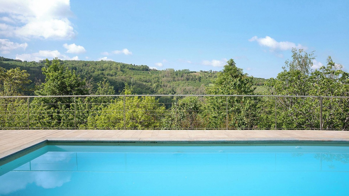 Cerretto Langhe Apartment | Holiday Home 'La Corte di Langa Alloggio Rubino' with Shared Pool & Wi-Fi