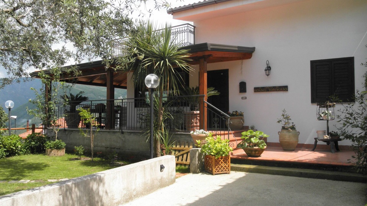 Pimonte House | holiday home a few km from the Sorrento peninsula with garden and parking space