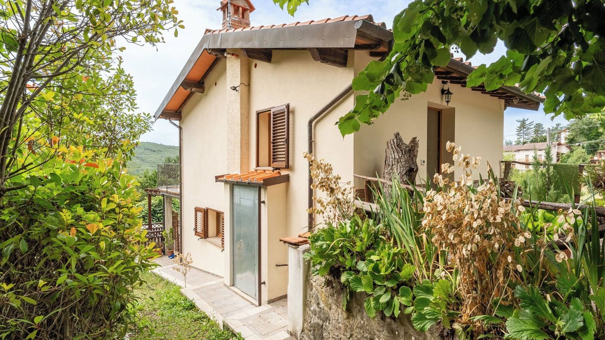 San Marcello Piteglio House | Holiday Home 'Villetta Allegra' with Mountain View, Private Terrace and Private Garden