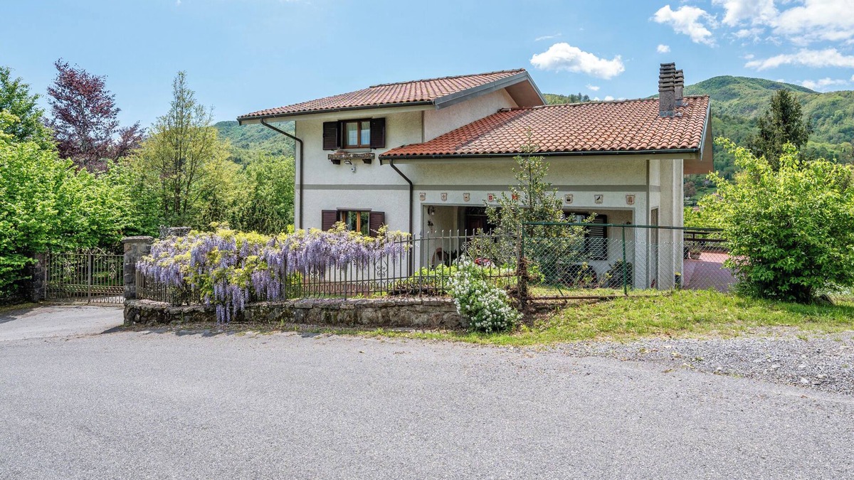 Campo Tizzoro House | Holiday Home 'Lolli' with Private Terrace, Private Garden and Wi-Fi