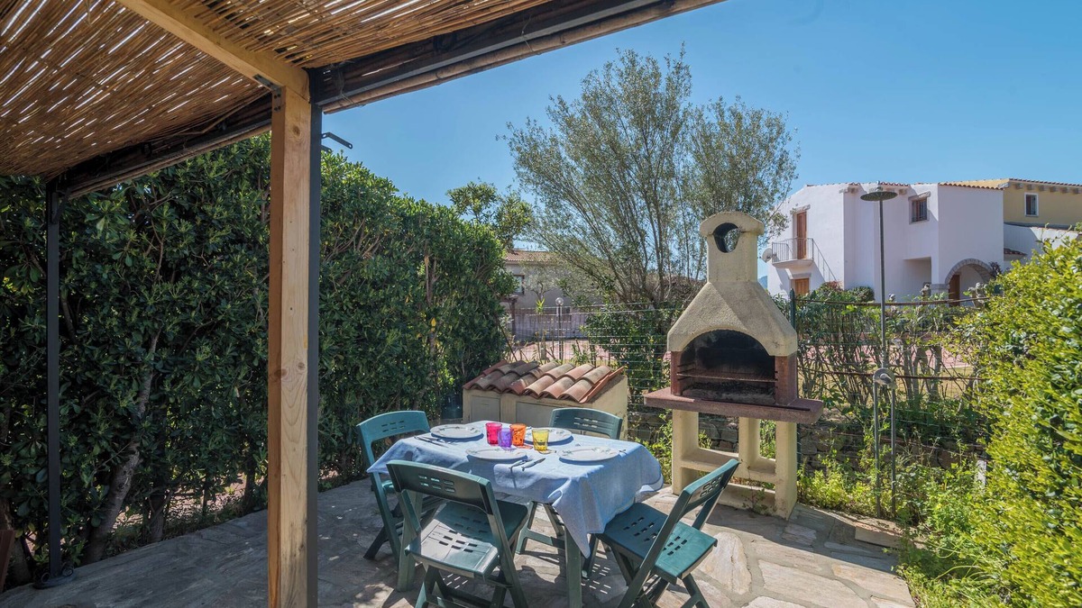 Case Peschiera-Lu Fraili House | Holiday Home 'Villetta Sarda' with Private Terrace and Air Conditioning