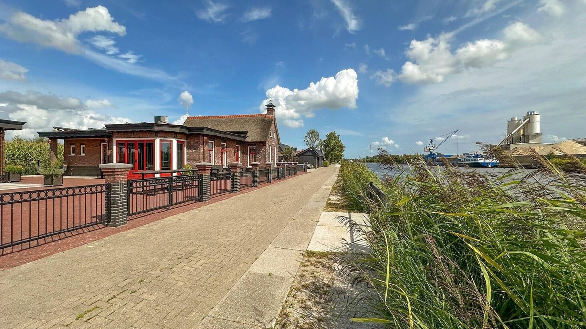 Jistrum House | Holiday Home in Friesland near Canal & Lake