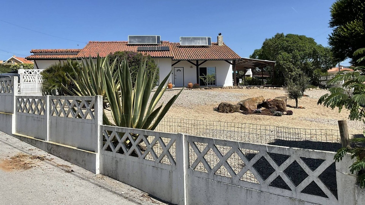 Sao Martinho do Porto Ski Chalet | Holiday home with garden and patio. Perfect spot to explore La Costa da Prata!