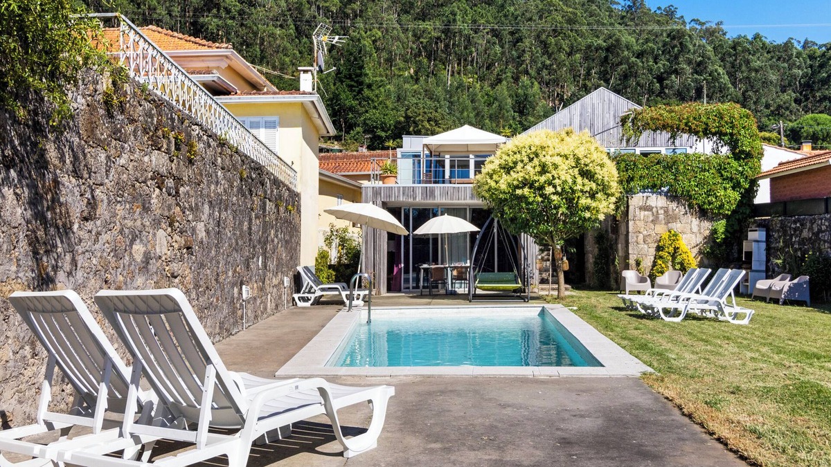 Vila Nova de Cerveira House | Holiday Home 'Casa Da Vovó São' with Mountain View, Wi-Fi and Air Conditioning