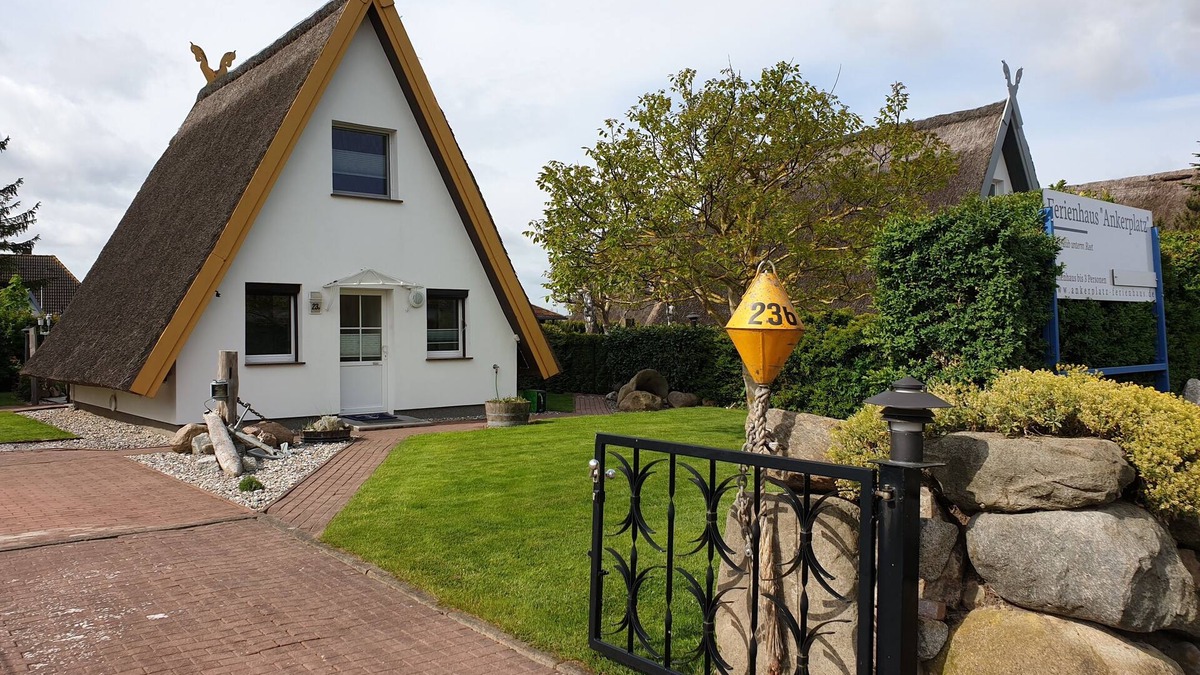 Boergerende-Rethwisch House | Holiday house "anchor place" - your vacation under the thatch (renovated 2017)