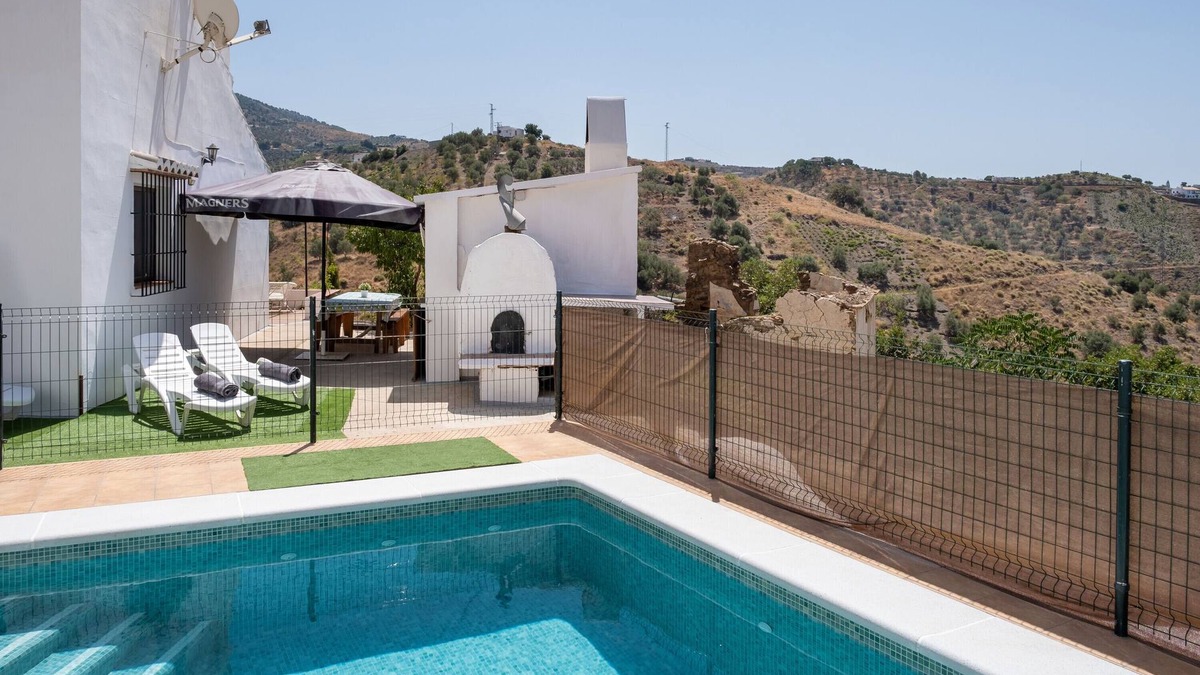 Canillas de Aceituno House | Holiday Home Casita T with Mountain View, Pool & Wi-Fi