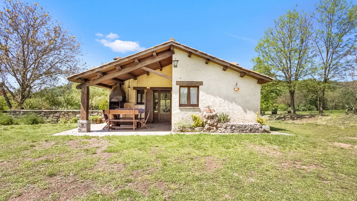 Sant Boi de Llucanes House | Holiday Home 'La Cirera' with Mountain View, Shared Pool and Wi-Fi