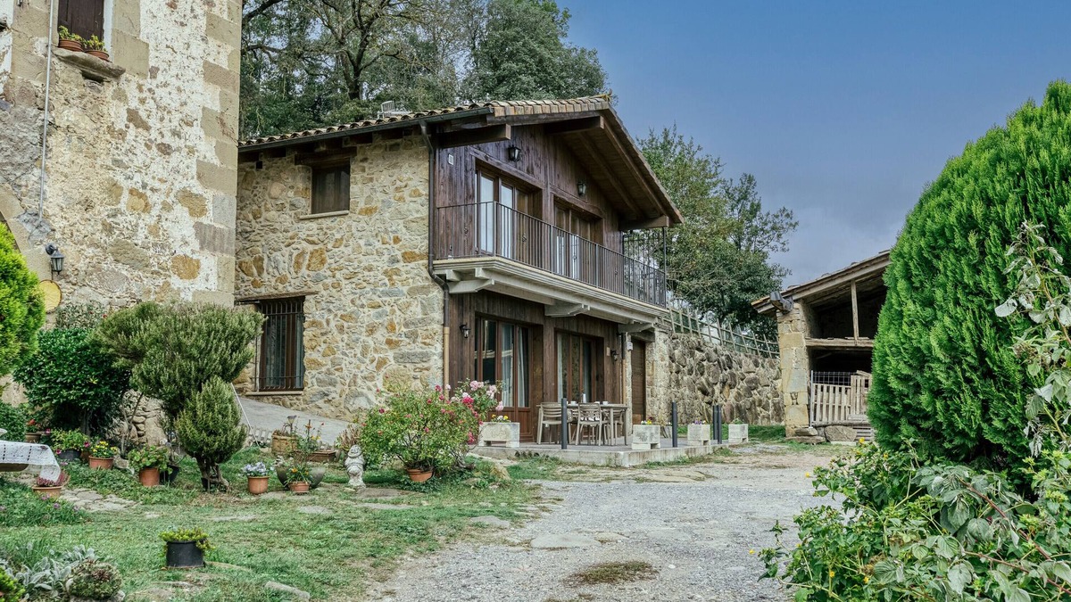 La Vall d'en Bas House | Holiday Home 'La Cabanya De La Rovira' with Mountain View, Terrace and Wi-Fi
