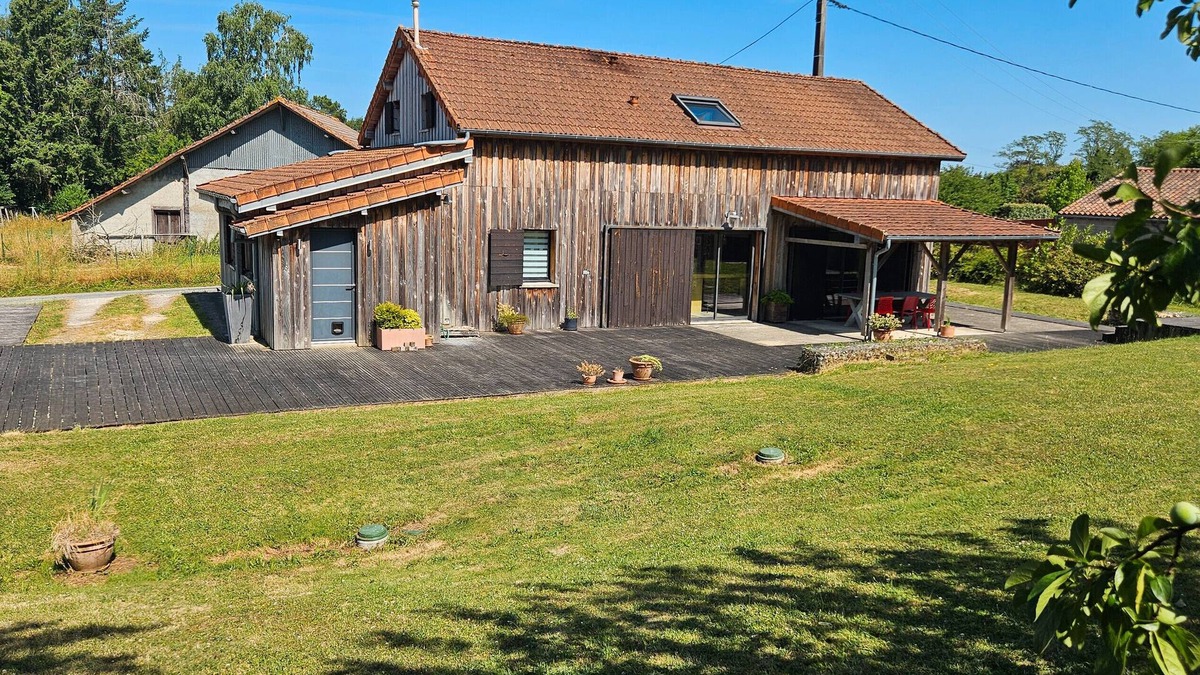 Sencenac-Puy-de-Fourches House | Holiday Home 'L’Ancien Séchoir' with Private Terrace, Private Garden and Wi-Fi