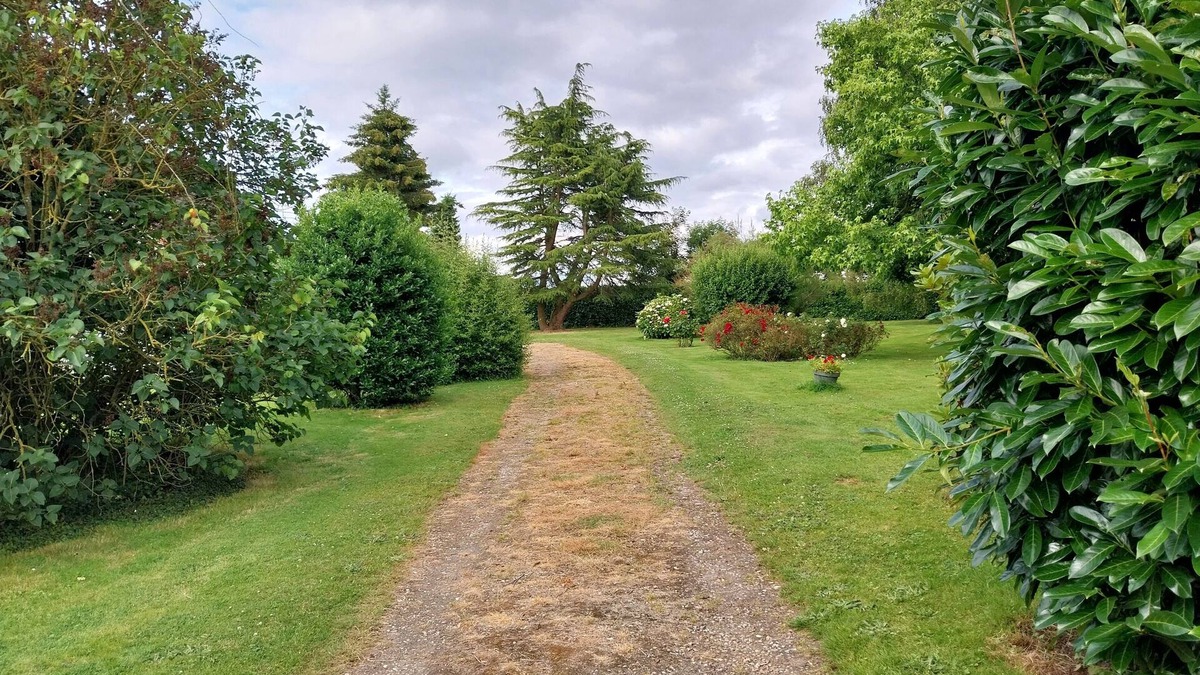 Les Monts du Roumois House | Holiday home with beautiful grounds, private parking ideal for w.e relaxation.