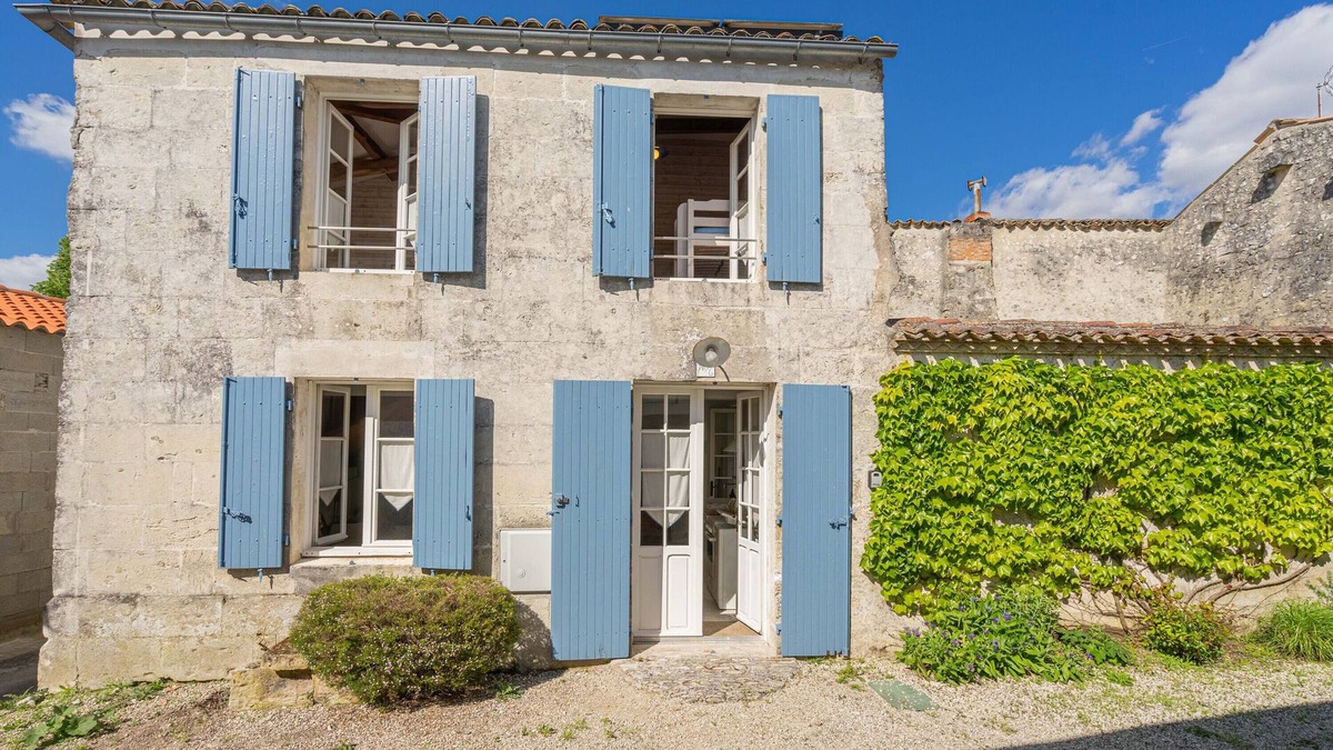Mortagne-sur-Gironde House | Holiday Home 'Isatis' with Private Terrace