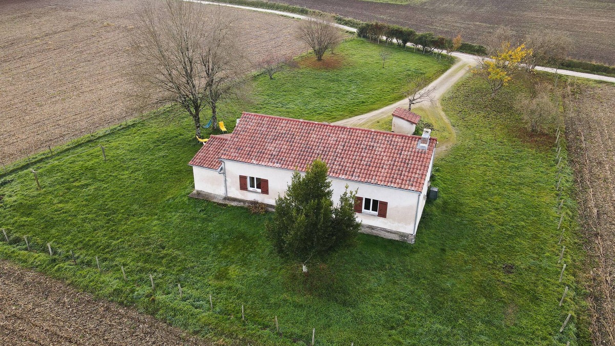 Saint-Meard-de-Drone House | Holiday Home 'La Grande Métairie' with Private Terrace, Private Garden and Wi-Fi
