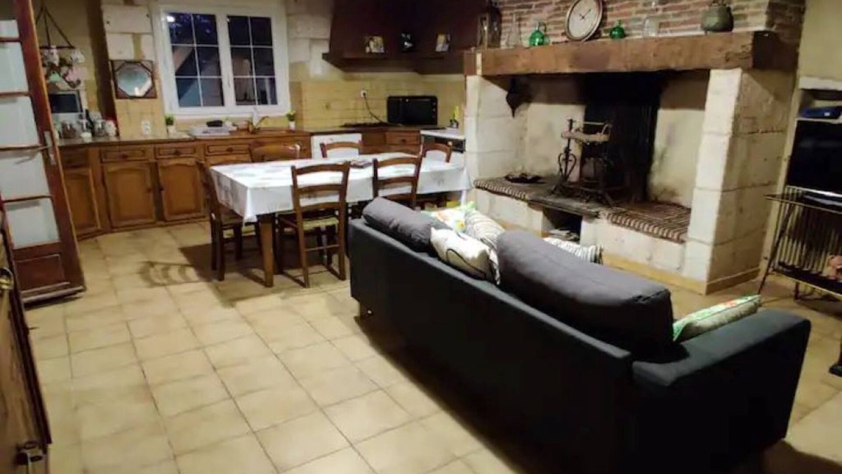 Saint-Pierre-de-Cole House | Holiday Home 'Grande Maison St Pierre De Côle' with Shared Terrace