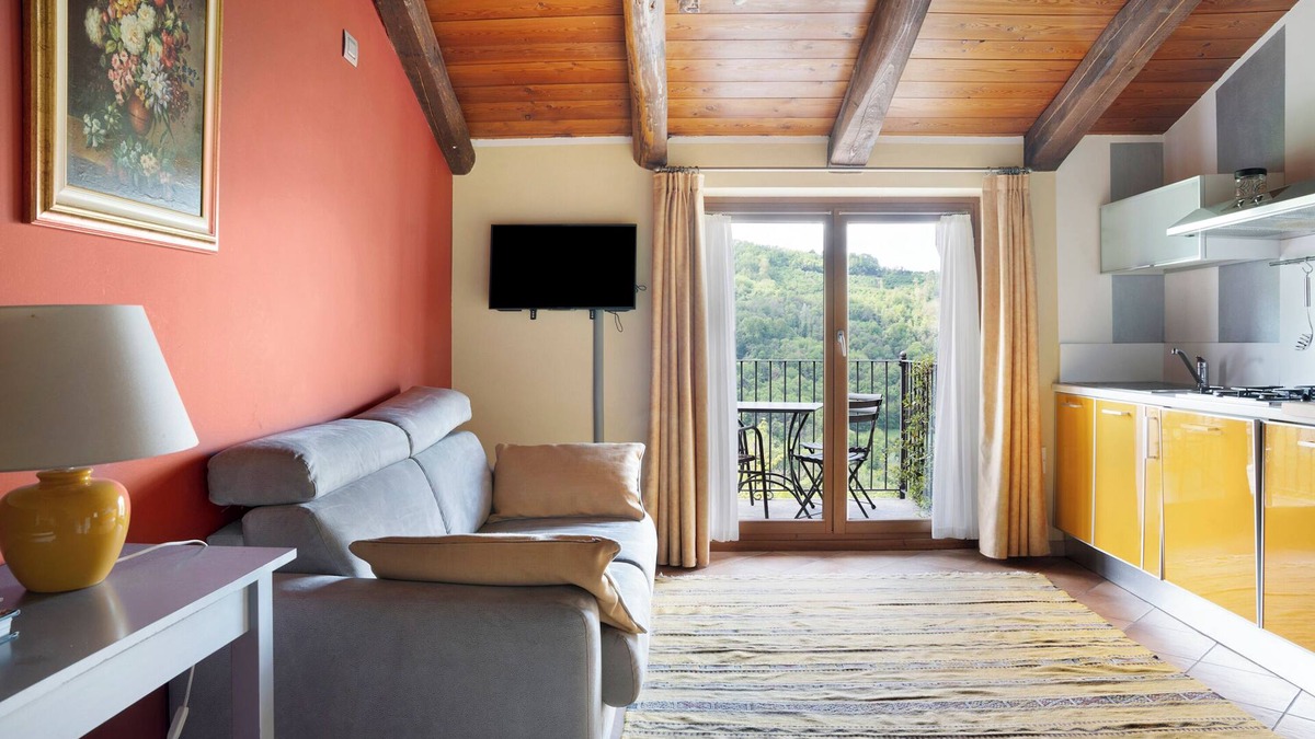 Cerretto Langhe Apartment | Holiday Home 'La Corte di Langa Alloggio Topazio' with Shared Pool & Wi-Fi