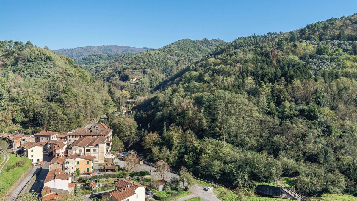 Pietrabuona House | Holiday Home 'La Casa Di Bea' with Mountain View, Private Terrace and Private Garden