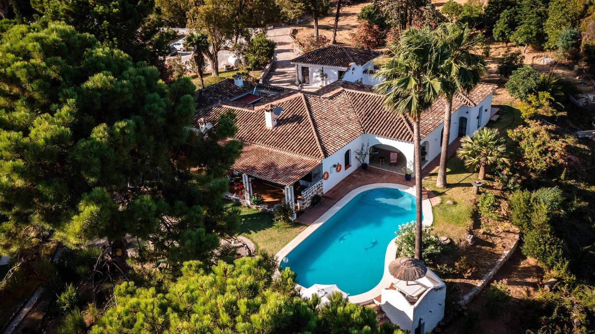 Alhaurin el Grande House | Holiday home in idyllic setting with natural lake in Barranco Blanco
