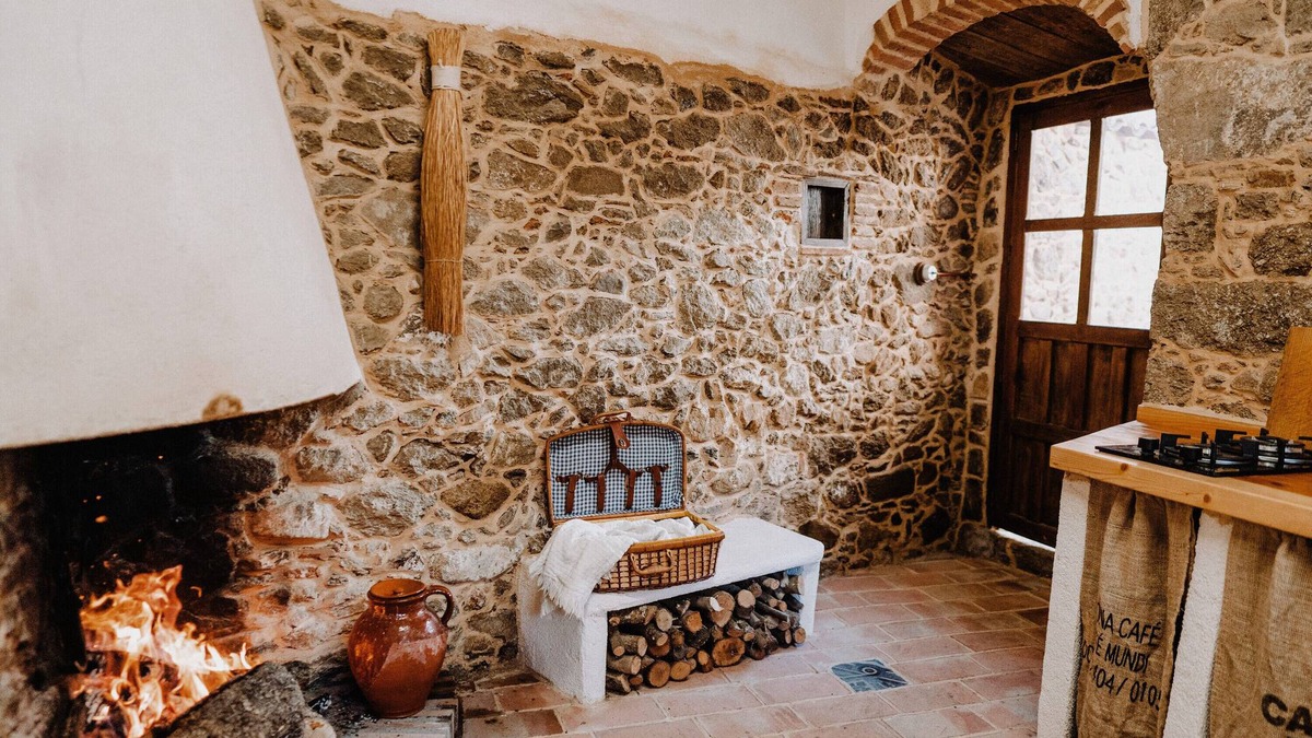 Castillo de Bayuela House | Holiday Home 'La Casita De Albino' with Mountain View, Wi-Fi and Air Conditioning