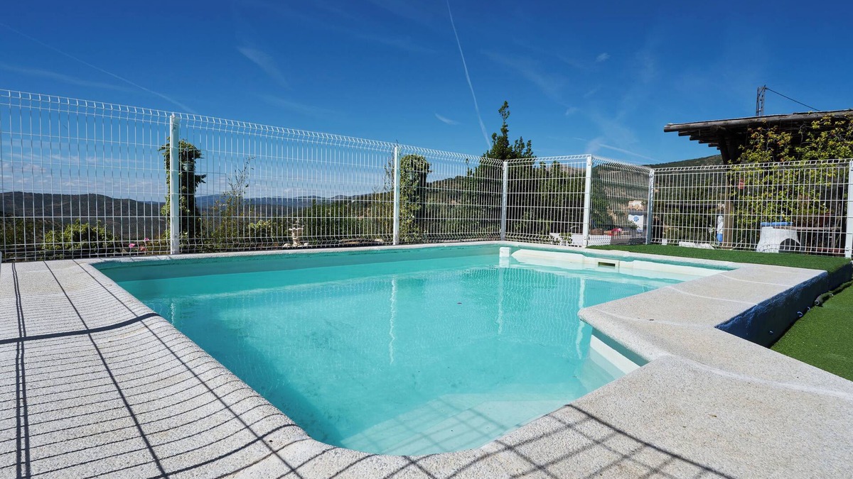 Castillo de Locubin House | Holiday Home 'La Sierrezuela' with Mountain View, Private Pool and Wi-Fi