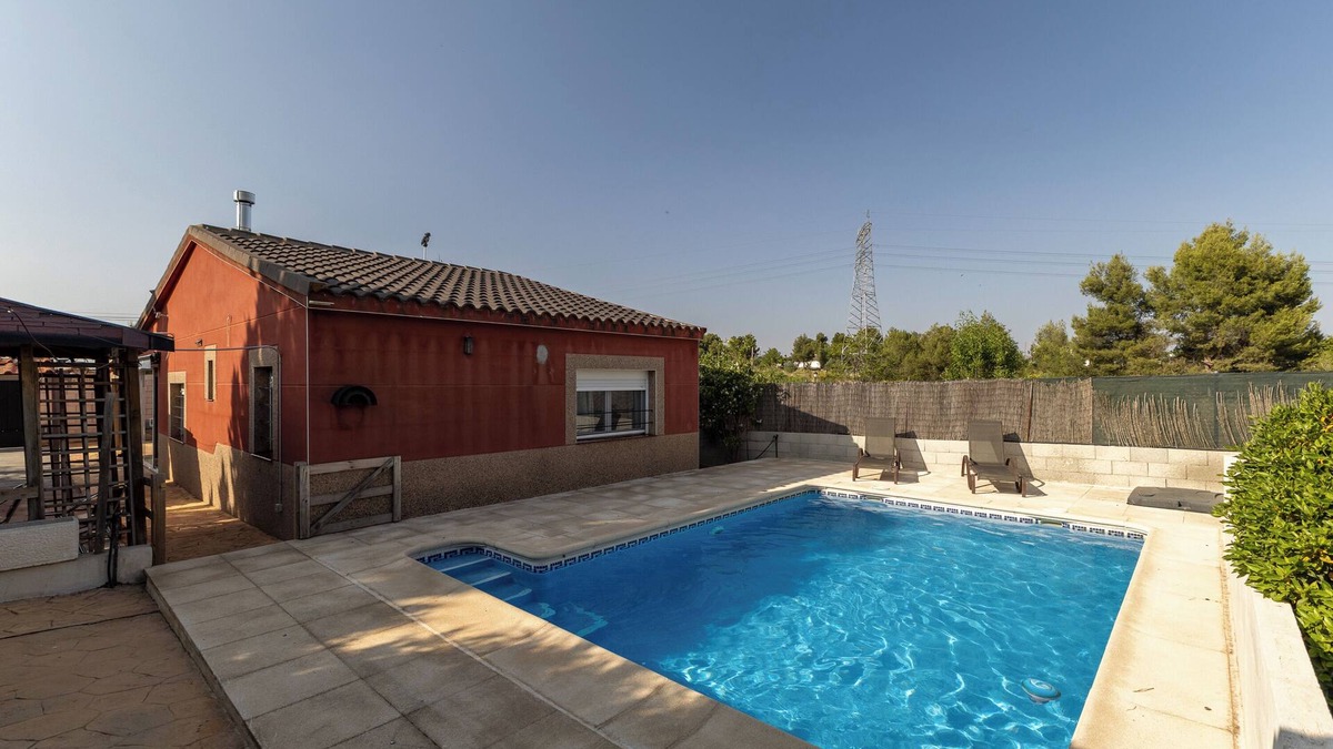 Fuentiduena de Tajo House | Holiday Home 'Casa Fina' with Private Pool, Shared Terrace and Wi-Fi