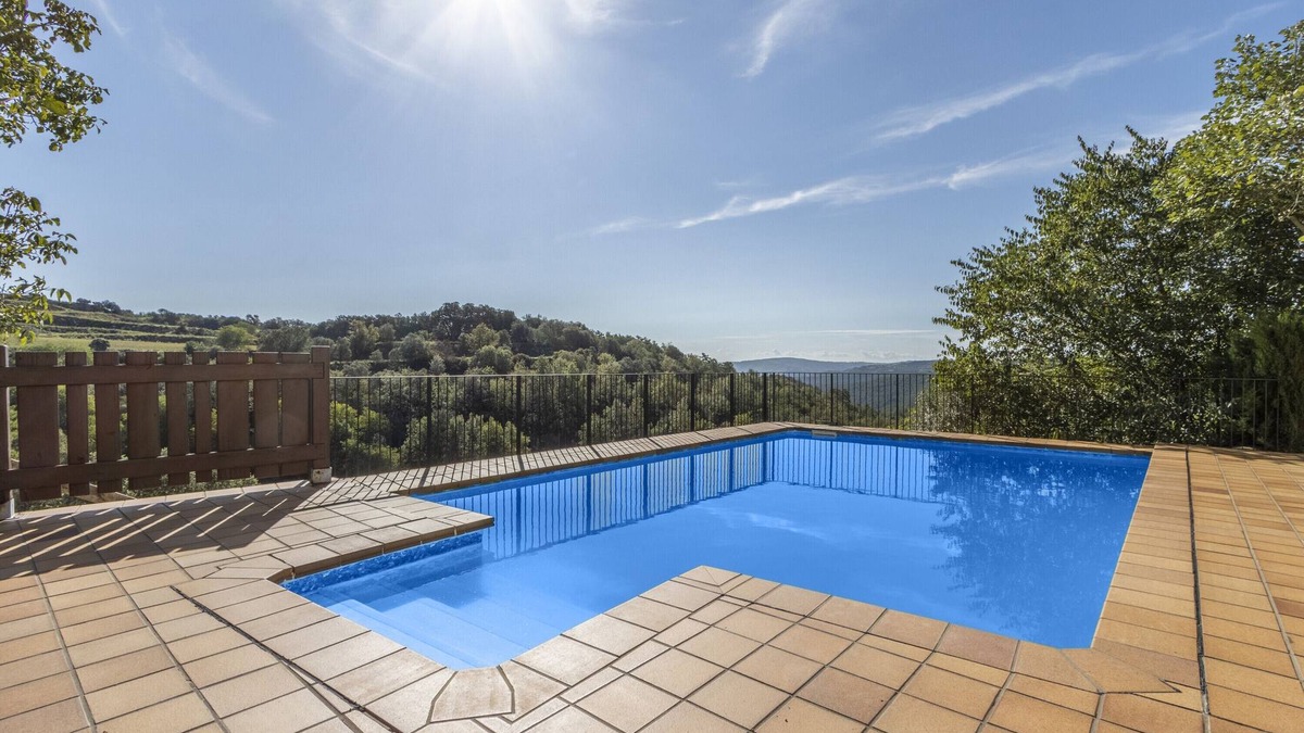 La Baronia de Rialb House | Holiday Home 'Mas Vilardaga' with Mountain View, Wi-Fi and Air Conditioning