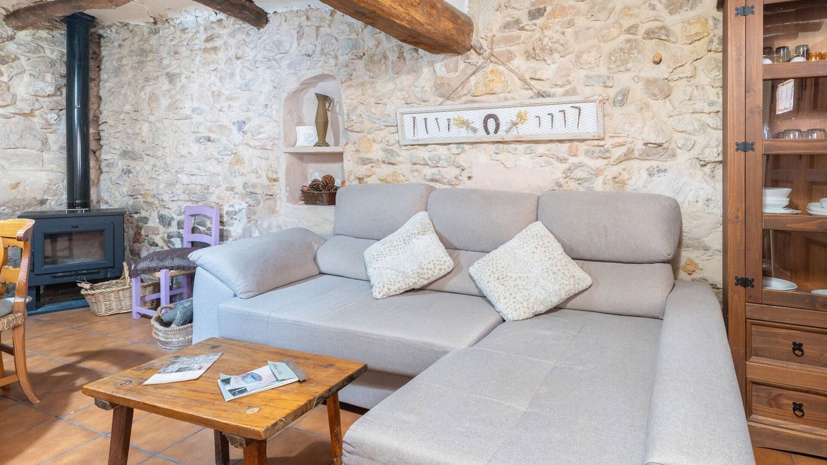 Villanueva de Viver House | Holiday Home 'La Casa Del Herrero' with Private Terrace and Wi-Fi