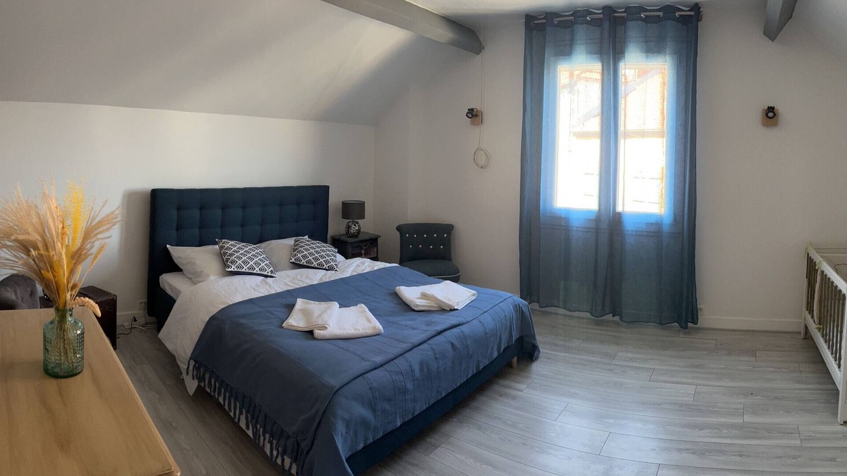 Chatillon-sur-Marne House | Holiday Home 'Chez Brigitte' with Private Terrace, Wi-Fi and Air Conditioning