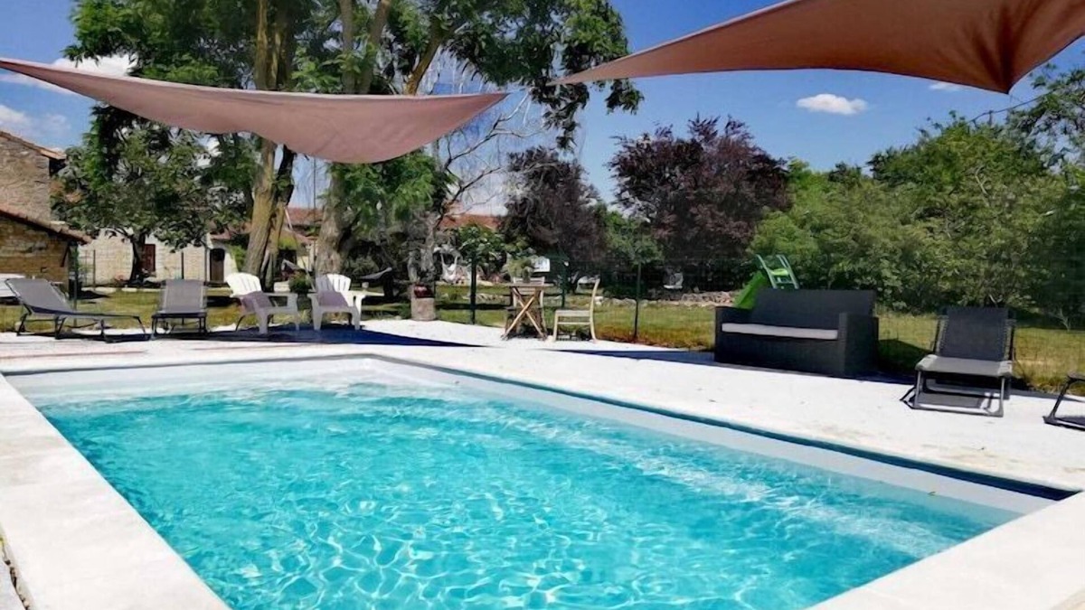 Saint-Jean-de-Sauves Cottage | Holiday Home in Loire near Castles and Nature
