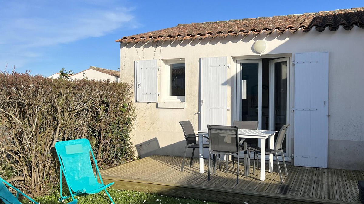 Le Chateau-d'Oleron House | Holiday Home "52 Amareyeurs" close to the Sea with Shared Pool