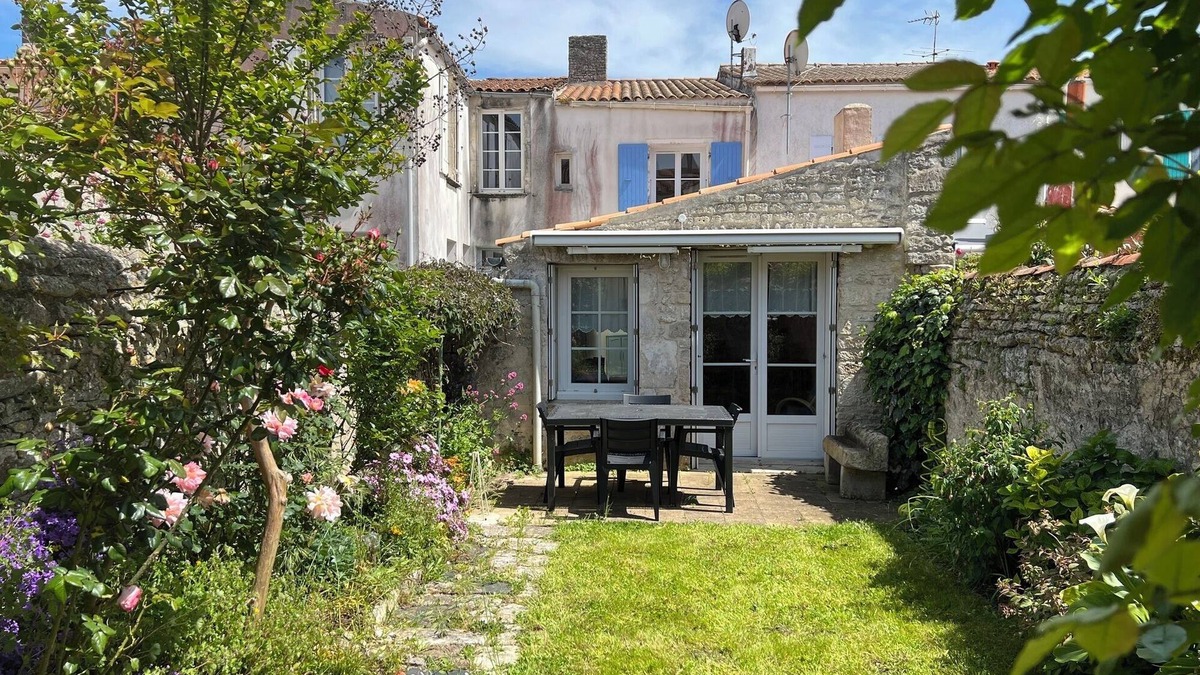 Le Chateau-d'Oleron House | Holiday Home 'Maison Au Cœur Du Château D'Oléron' with Private Terrace and Wi-Fi