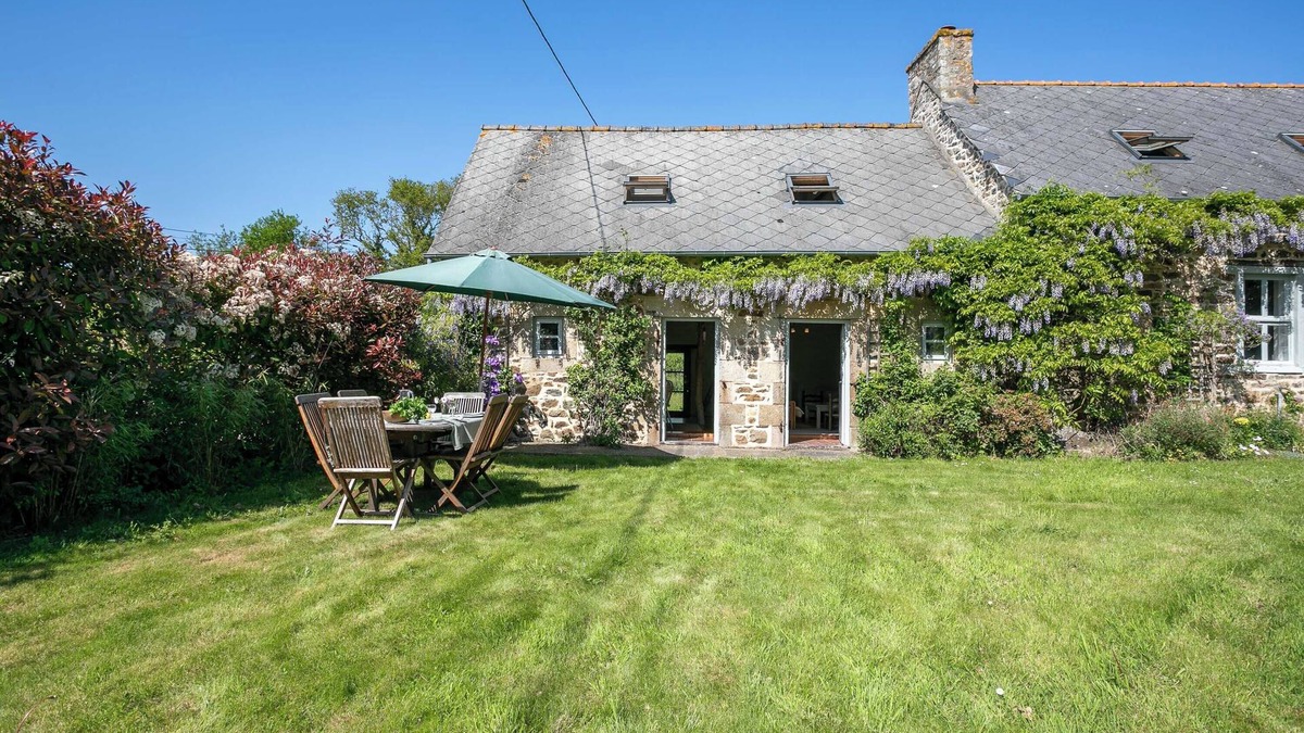 Pommerit-le-Vicomte House | Holiday Home 'Longère De La Croix Blanche' with Private Garden