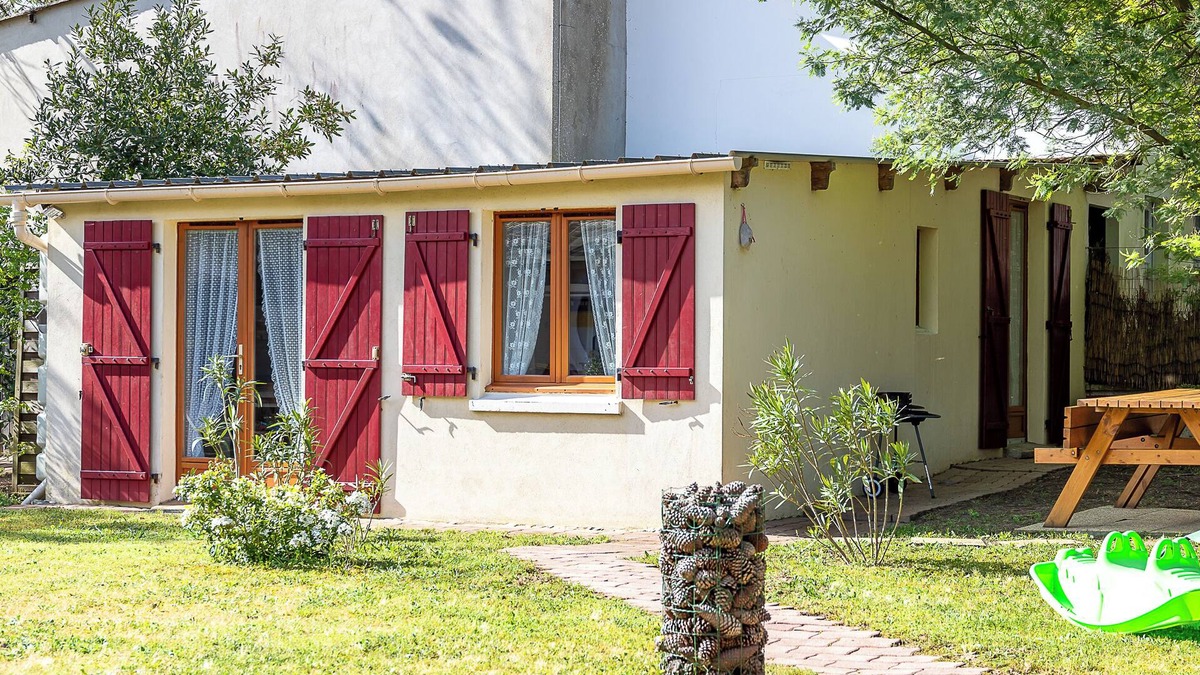 Saint-Jean-de-Monts House | Holiday Home 'Entre Plages À 2kms Et Forêt' with Private Terrace, Shared Garden and Wi-Fi