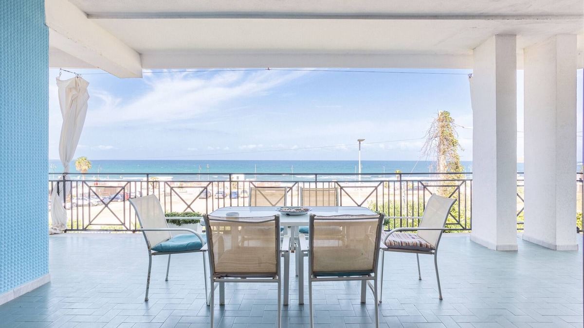 Isola delle Femmine House | Holiday Home 'Villa Le 2 Palme' with Sea View, Wi-Fi and Air Conditioning