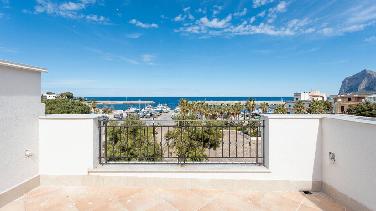 Isola delle Femmine House | Holiday Home 'Ludovica' with Sea View, Wi-Fi and Air Conditioning