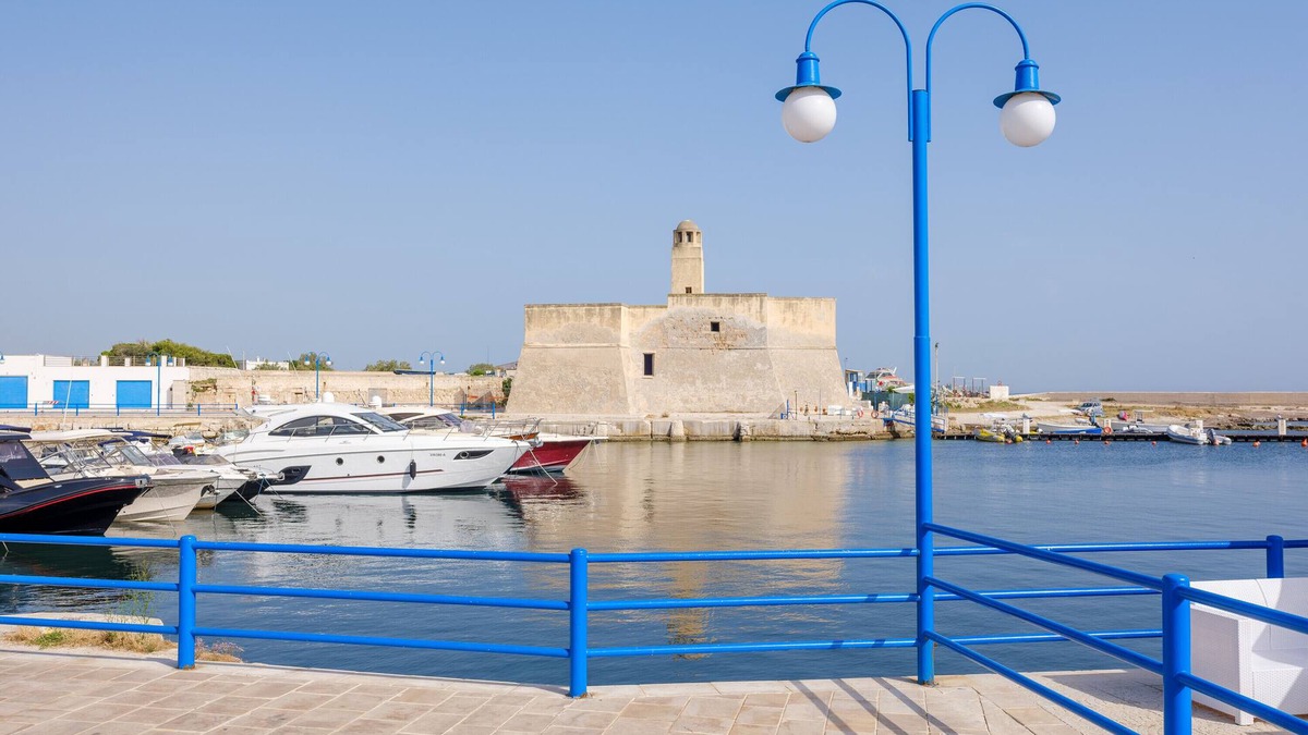 Marina di Ostuni House | Holiday Home 'Villa Fiorita' close to the Sea with Terraces & A/C