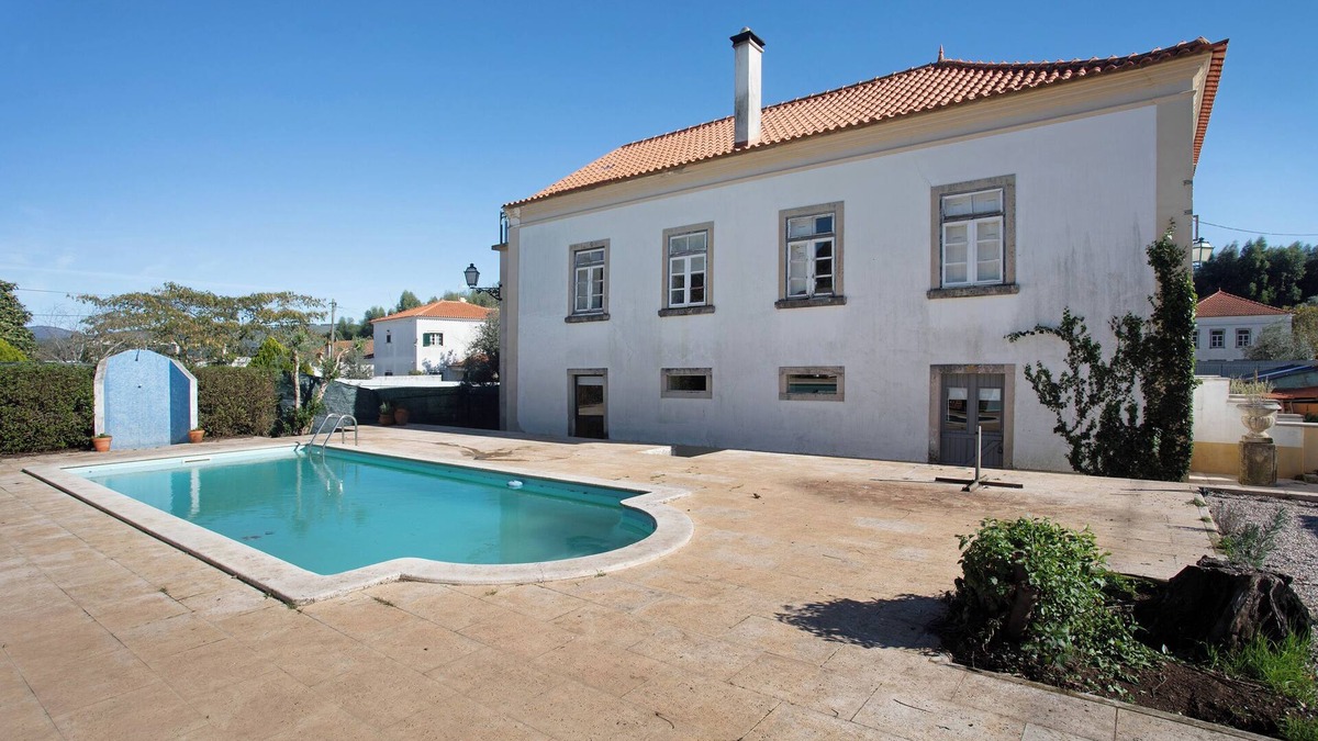 Castanheira de Pera House | Holiday Home 'Casa Das Camélias Tortas' with Mountain View, Private Pool and Wi-Fi