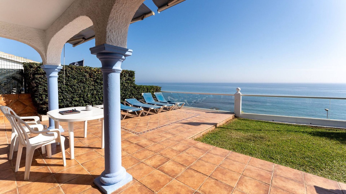 El Faro House | Holiday Home '11 In Front Of The Sea' with Sea View, Wi-Fi and Air Conditioning