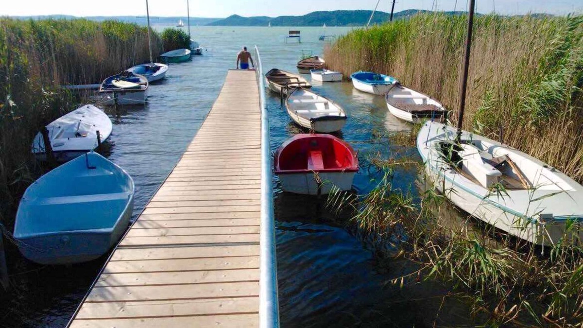 Szantod House | Holiday home 50 m to Balaton with footbridge and boat