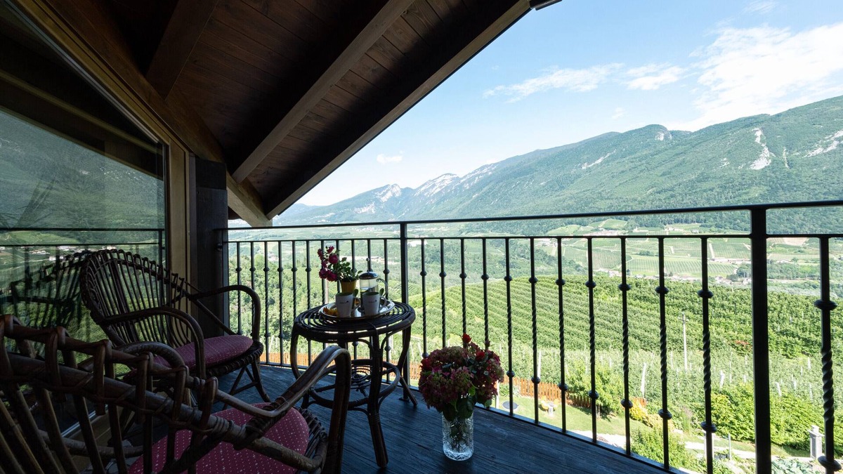 Dercolo House | Holiday Home 'Agrihouse Welcome In The Brenta' with Mountain View, Private Garden and Wi-Fi