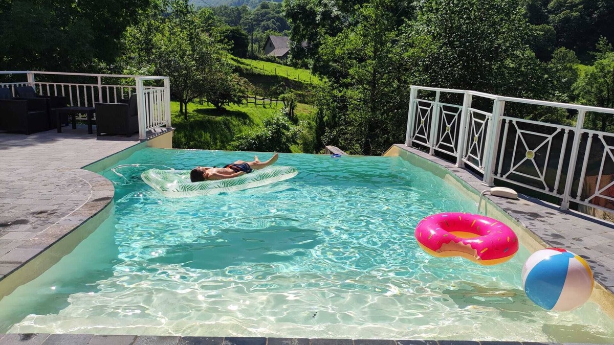 Sainte-Engrace House | Holiday Home 'Ainerak' with Mountain View, Private Pool and Wi-Fi