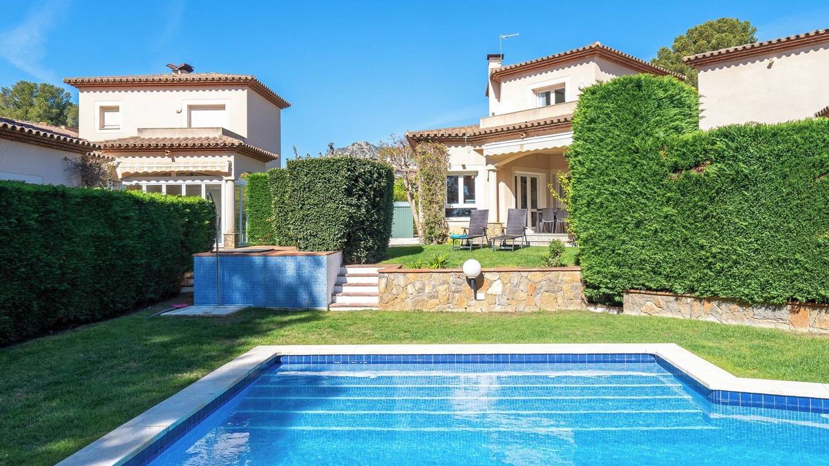 Bonmont Terres Noves House | Holiday Home "Al Alba" with Mountain Views, Shared Pool and Wi-Fi