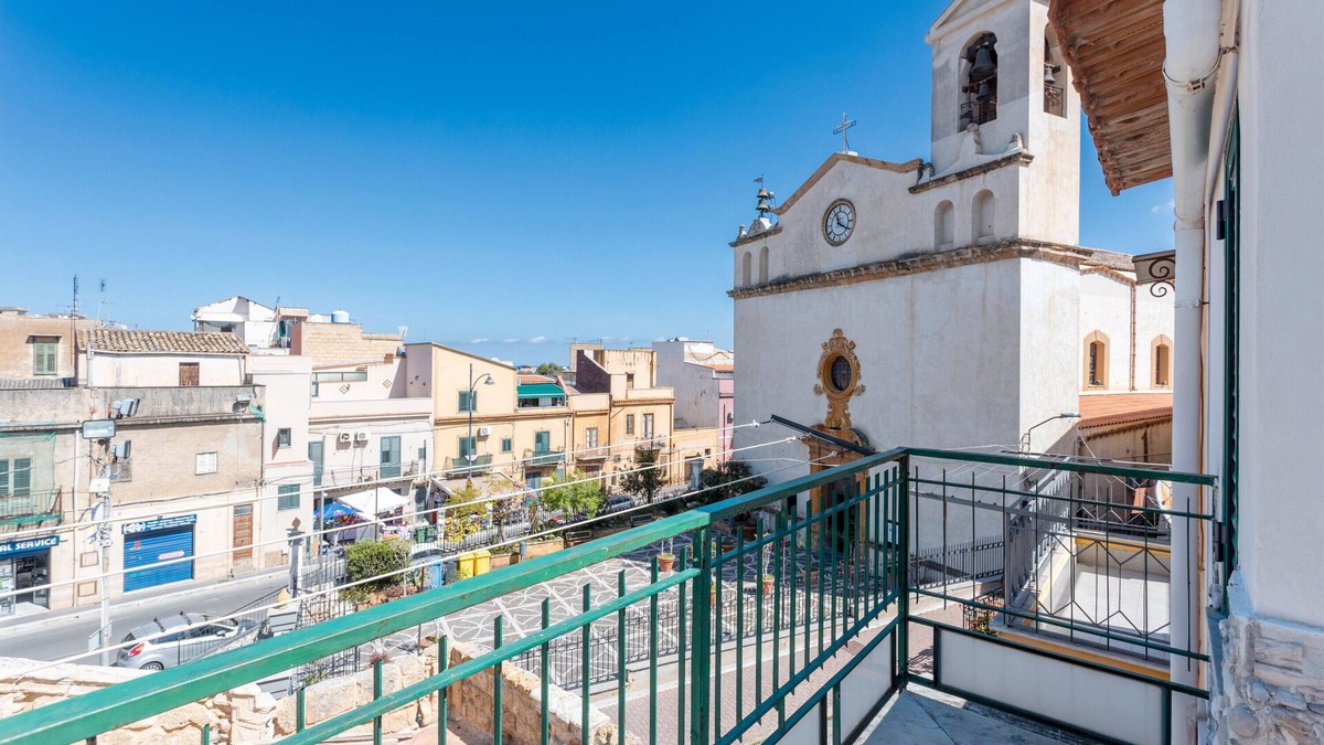 Ficarazzi House | Holiday Home 'Al Castello' with Private Terrace, Wi-Fi and Air Conditioning